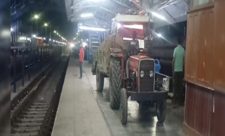 मेड़ता रोड स्टेशन पर लापरवाही, प्लेटफॉर्म पर ट्रॉलियों के बीच फंसे यात्री, सुरक्षा पर सवाल