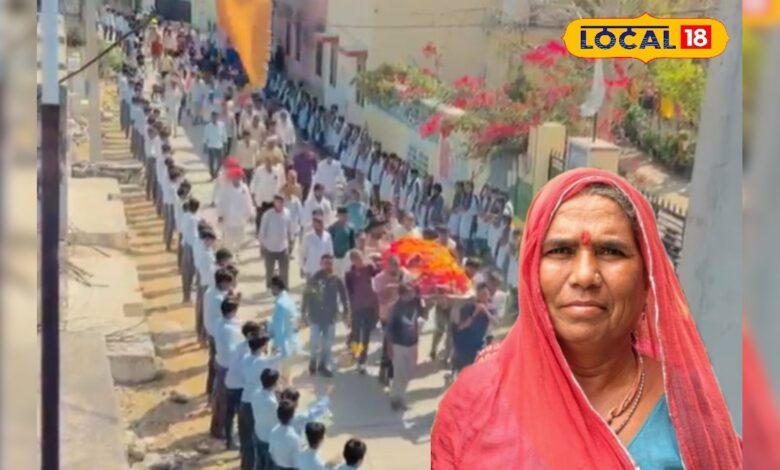 वो सिर्फ खाना नहीं, ममता परोसती थीं... भीलवाड़ा में एक साधारण कुक की विदाई में क्यों रो पड़ा पूरा गांव? देखें ये भावुक करने वाला वीडियो