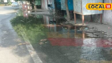 सड़क पर बहा पानी... सुविधा के नाम पर बनी मुसीबत! सड़क खोदते ही फट गई पानी की पाइपलाइन, लोगों का हुआ बुरा बेहाल