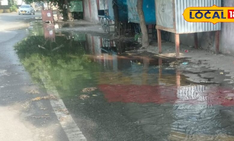 सड़क पर बहा पानी... सुविधा के नाम पर बनी मुसीबत! सड़क खोदते ही फट गई पानी की पाइपलाइन, लोगों का हुआ बुरा बेहाल