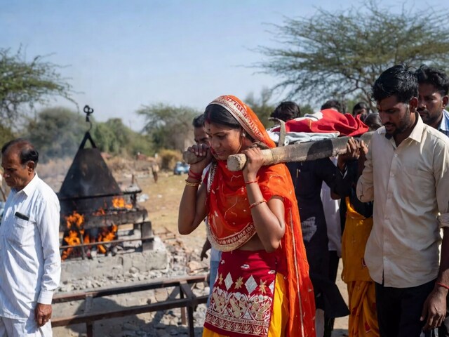 बेटी ने निभाया बेटे का फर्ज; अर्थी को कंधा देकर मुखाग्नि तक, बदल दी परंपरा