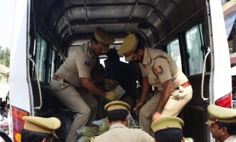वोटर बस बनी तस्करी का जरिया, 6 किलो गांजा बरामद, चालक गिरफ्तार