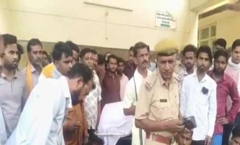 ड्यूटी पर निकला था कांस्टेबल, जंगल में मिला शव! परिजनों ने किया हंगामा, 24 घंटे में गिरफ्तारी की मांग