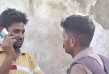 फर्जी अफसर बन ठगी कर रहा था युवक, ग्रामीणों को हुआ शक, पकड़कर की धुनाई, वीडियो वायरल