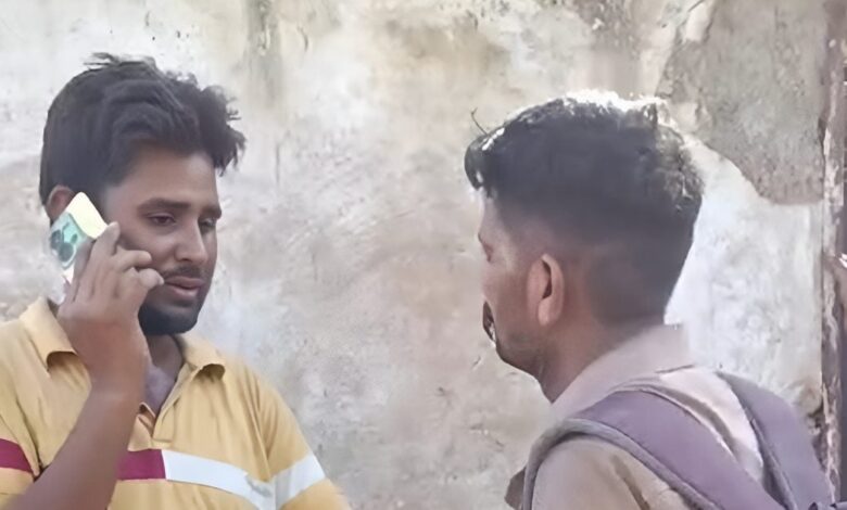 फर्जी अफसर बन ठगी कर रहा था युवक, ग्रामीणों को हुआ शक, पकड़कर की धुनाई, वीडियो वायरल