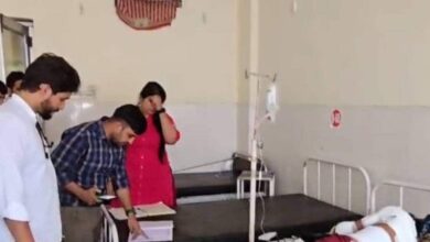 गुस्साई पत्नी ने पति को भूसे के जलते ढेर में धकेला, अधजली हालत में रात को ससुराल में फेंककर हुई फरार