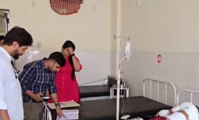 गुस्साई पत्नी ने पति को भूसे के जलते ढेर में धकेला, अधजली हालत में रात को ससुराल में फेंककर हुई फरार