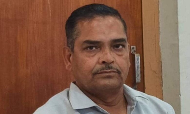 रिटायरमेंट से ठीक 3 महीने पहले बिगड़ा अधिकारी का बुढ़ापा, 8 हजार रुपये के फेर में चौपट हुआ करियर, जानें कैसे