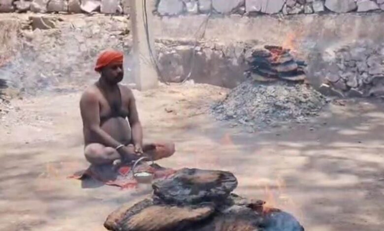 45 डिग्री की गर्मी और धधकती अग्नि के बीच योगी की 'पंचधूनी' तपस्या