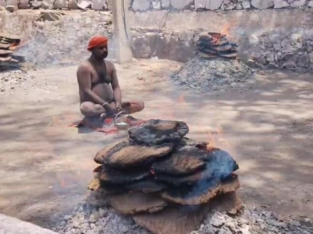 अलवर: 45 डिग्री तापमान और धधकती अग्नि के बीच योगी की साधना