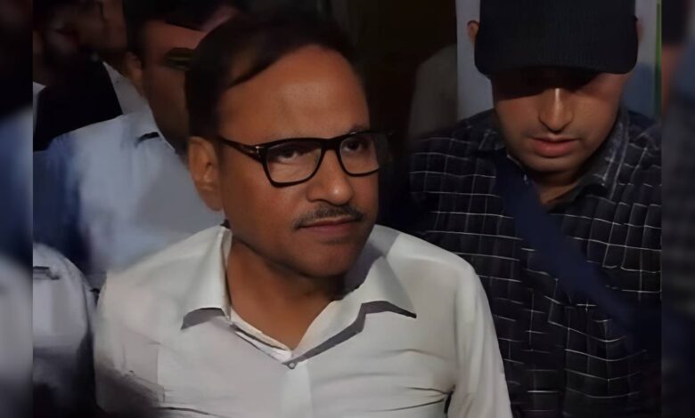 ACB कोर्ट में पेश करने के दौरान बेहद मायूस नजर आए महेश जोशी, जानें कब तक रिमांड पर भेजा गया?