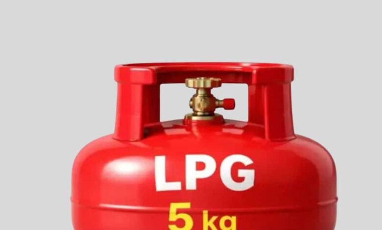 LPG New Rate : 261 रुपये महंगा हुआ छोटा सिलेंडर, रसोई गैस से सिर्फ 31 रुपये कम, मजदूर और छात्रों पर असर