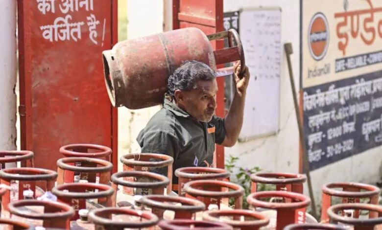 LPG Price: भारत के किस शहर में मिलता है सबसे सस्‍ता एलपीजी सिलेंडर? कमर्शियल गैस का भाव भी जान लें