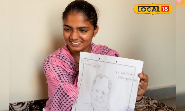 OMG! बिना हाथों के पैरों से बनाई पूर्व अशोक गहलोत की पेंटिंग, बाड़मेर की लीला कंवर का अनोखा बर्थडे गिफ्ट वायरल