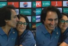 Ramiz Raja seen kissing Lisa Sthalekar: कमेंट्री बॉक्स में रमीज राजा ने फीमेल कमेंटेटर को चूमा, सोशल मीडिया पर वायरल हुई तस्वीर