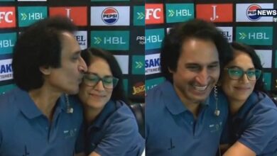 Ramiz Raja seen kissing Lisa Sthalekar: कमेंट्री बॉक्स में रमीज राजा ने फीमेल कमेंटेटर को चूमा, सोशल मीडिया पर वायरल हुई तस्वीर