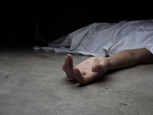 “अब और नहीं सह सकती…” मां ने बेटे को सीने से लगाकर ट्रेन के आगे लगाई छलांग