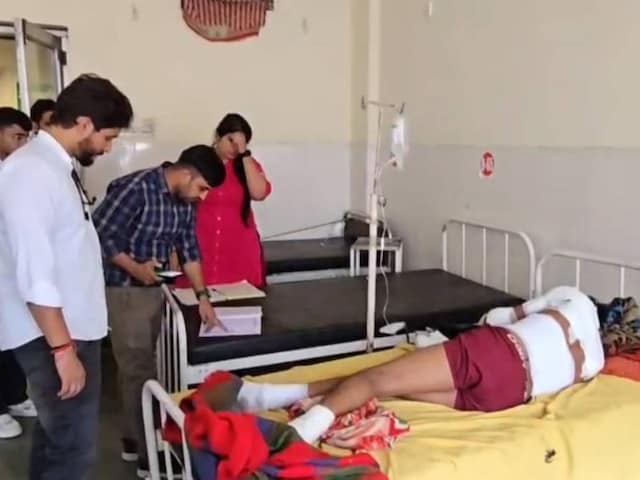 पत्नी ने पति को भूसे के जलते ढेर में धकेला, अधजली हालत में ससुराल में  फेंका