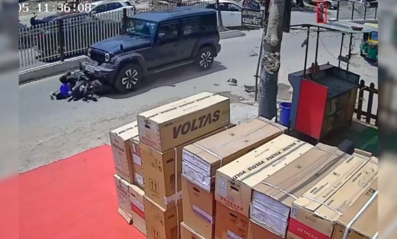 जयपुर में बेकाबू थार का कहर, स्कूटी सवार युवती को मारी टक्कर, CCTV में वीडियो कैद