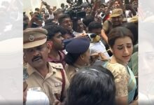थलापति के शपथ सेरेमनी में तृषा के साथ हुई धक्का-मुक्की, भीड़ के बीच लोगों ने बनाए वीडियो, हुआ वायरल