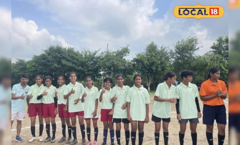 दिन में फल की दुकान, शाम को फुटबॉल का जुनून! देखें कैसे एक कोच और 100 बेटियों ने बदल दी पूरे गांव की तस्वीर