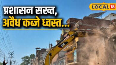 मुगलसराय में चौथे दिन भी गरजा बुलडोजर, प्रशासन की सख्ती देख जीटी रोड पर खुद ही अपनी दुकानें तोड़ने लगे व्यापारी