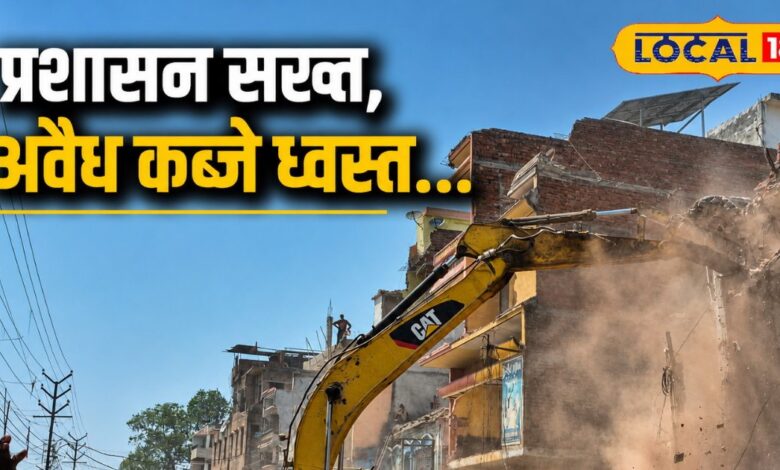 मुगलसराय में चौथे दिन भी गरजा बुलडोजर, प्रशासन की सख्ती देख जीटी रोड पर खुद ही अपनी दुकानें तोड़ने लगे व्यापारी
