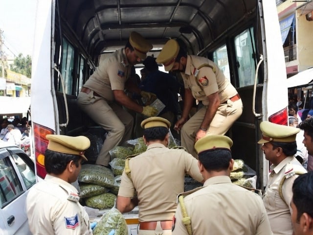 वोटर बस बनी तस्करी का जरिया, 6 किलो गांजा बरामद, चालक गिरफ्तार
