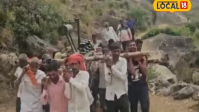 बिजली की समस्या से तंग आए ग्रामीण, कंधों पर उठाया ट्रांसफार्मर! 3 किलोमीटर पैदल चलकर रच दिया इतिहास