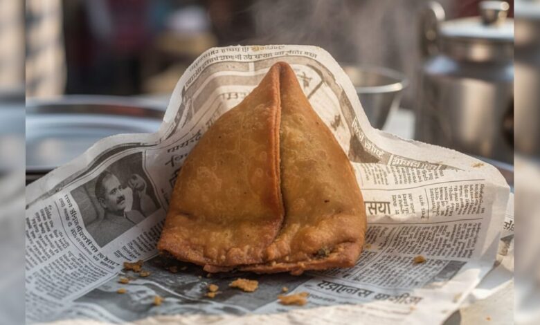 भूलकर में न खाएं अखबार में लिपटे समोसे-पकौड़ी, बिगड़ सकती है आपकी सेहत