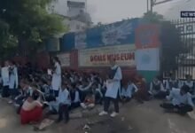 पोद्दार मूकबधिर स्कूल में गिरा छतों का प्लास्टर, दिव्यांग छात्रों ने दिया धरना