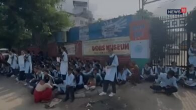 पोद्दार मूकबधिर स्कूल में गिरा छतों का प्लास्टर, दिव्यांग छात्रों ने दिया धरना