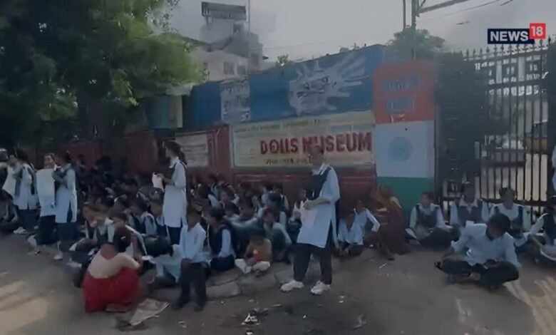 पोद्दार मूकबधिर स्कूल में गिरा छतों का प्लास्टर, दिव्यांग छात्रों ने दिया धरना