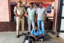 कोटा स्टेशन पर बड़ी कार्रवाई, कोच अटेंडेंट के बैग से 53 क्वार्टर वोदका जब्त