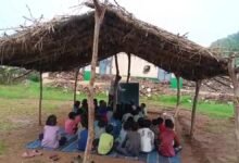 Baran News: ग्रामीणों ने घास-फूस और लकड़ियों से बनाई अस्थायी कक्षा, 53 बच्चे टापरी में पढ़ने को मजबूर