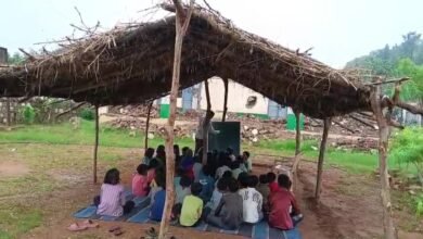 Baran News: ग्रामीणों ने घास-फूस और लकड़ियों से बनाई अस्थायी कक्षा, 53 बच्चे टापरी में पढ़ने को मजबूर