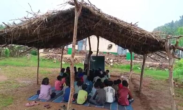 Baran News: ग्रामीणों ने घास-फूस और लकड़ियों से बनाई अस्थायी कक्षा, 53 बच्चे टापरी में पढ़ने को मजबूर
