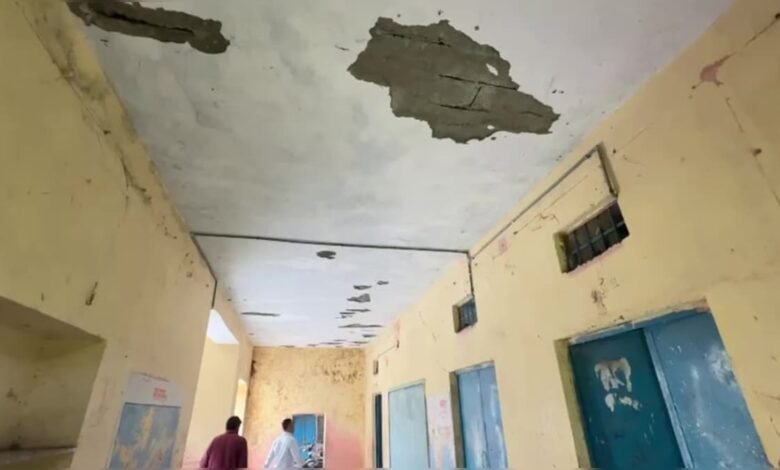 Chittorgarh News: जर्जर स्कूल में डर के साए में पढ़ रहे मासूम, कभी भी गिर सकता है छत का प्लास्टर