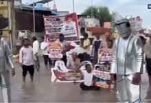 'चांद-मंगल' छोड़िए, जयपुर के झोटवाड़ा आइए, गड्ढों में एस्ट्रोनॉट बनकर उतरे लोग