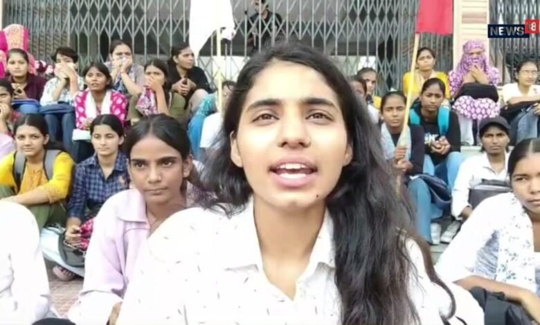 झुंझुनूं में प्राचार्य पर छात्रा से बदसलूकी का आरोप, SFI का प्रदर्शन