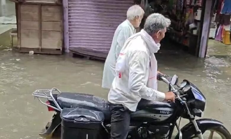 Karauli News: हिण्डौन में बारिश बनी आफत, दुकानों और कॉलोनियों में भरा पानी, दुकानदारों को हुआ नुकसान