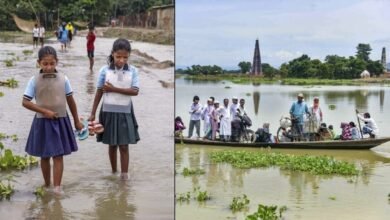 Assam Flood Photos: हाथ में चप्पल, सीने से लिपटी किताबें... असम में बाढ़ के दर्द को बयां करती 7 तस्वीरें