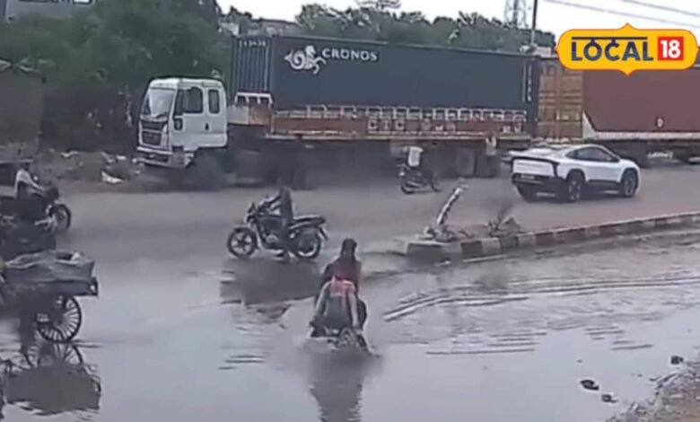 Jodhpur News: पहले बस और दो ट्रक फंसे, अब तीन बाइक सवार गिरे, सांगरिया फाटक पर पानी में छिपा गड्ढा बना मुसीबत