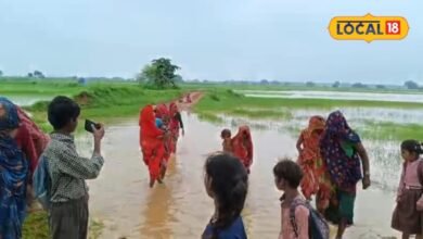 'घुटने तक पानी से स्कूल जाते हैं, कई बार गिरने से भीग जाती हैं किताबें', चित्रकूट के बच्चों का अनोखा प्रदर्शन