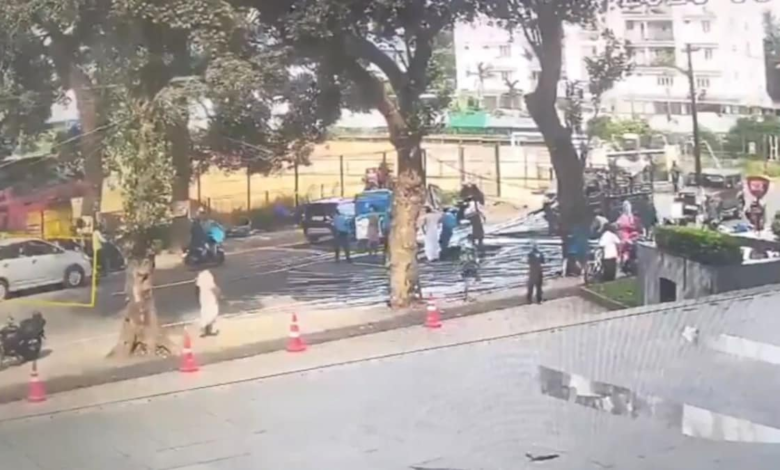 बाइक का लगा ब्रेक और शरीर के आर-पार हुईं सरिया, तड़प-तड़प कर निकला दम, कैमरे में कैद हुआ भयानक हादसा