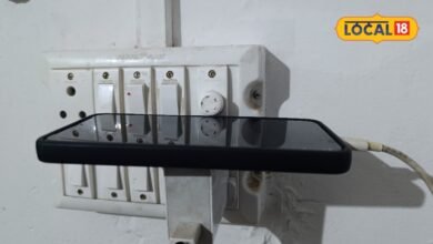बारिश में चार्जिंग के दौरान एक छोटी गलती और हजारों का नुकसान, ऐसे रखें फोन को सुरक्षित
