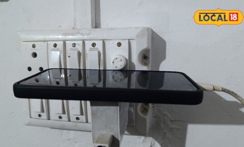 बारिश में चार्जिंग के दौरान एक छोटी गलती और हजारों का नुकसान, ऐसे रखें फोन को सुरक्षित