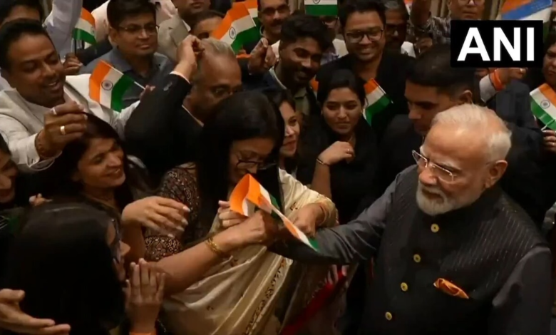 वंदे मातरम, भारत माता की जय और राखी... देखें ताशकंद में PM मोदी का भारतीय समुदाय ने कैसे किया स्वागत