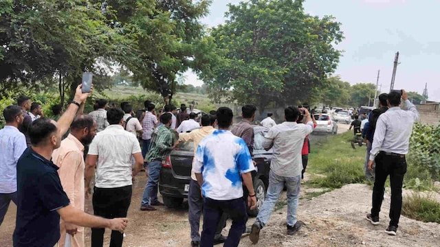 Live : सीजेपी टीम सरकारी स्कूल पहुंची तो भड़के ग्रामीण और फिर मच गया गदर 