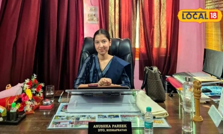 Anushka Pareek UPSC: बेटी बनी अफसर तो छलक पड़े पिता के आंसू, पहली पोस्टिंग पर अनुष्का ने संभाली कमान